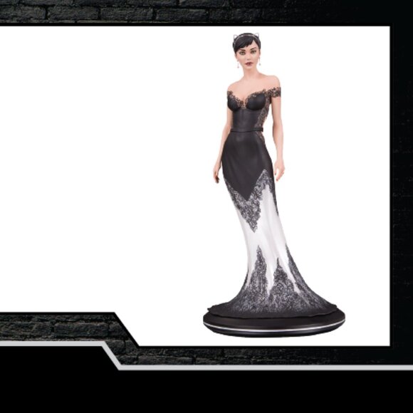 DC Cover Girls Catwoman Wedding Dress Statue by Joelle Jones - Picture 2 of 2